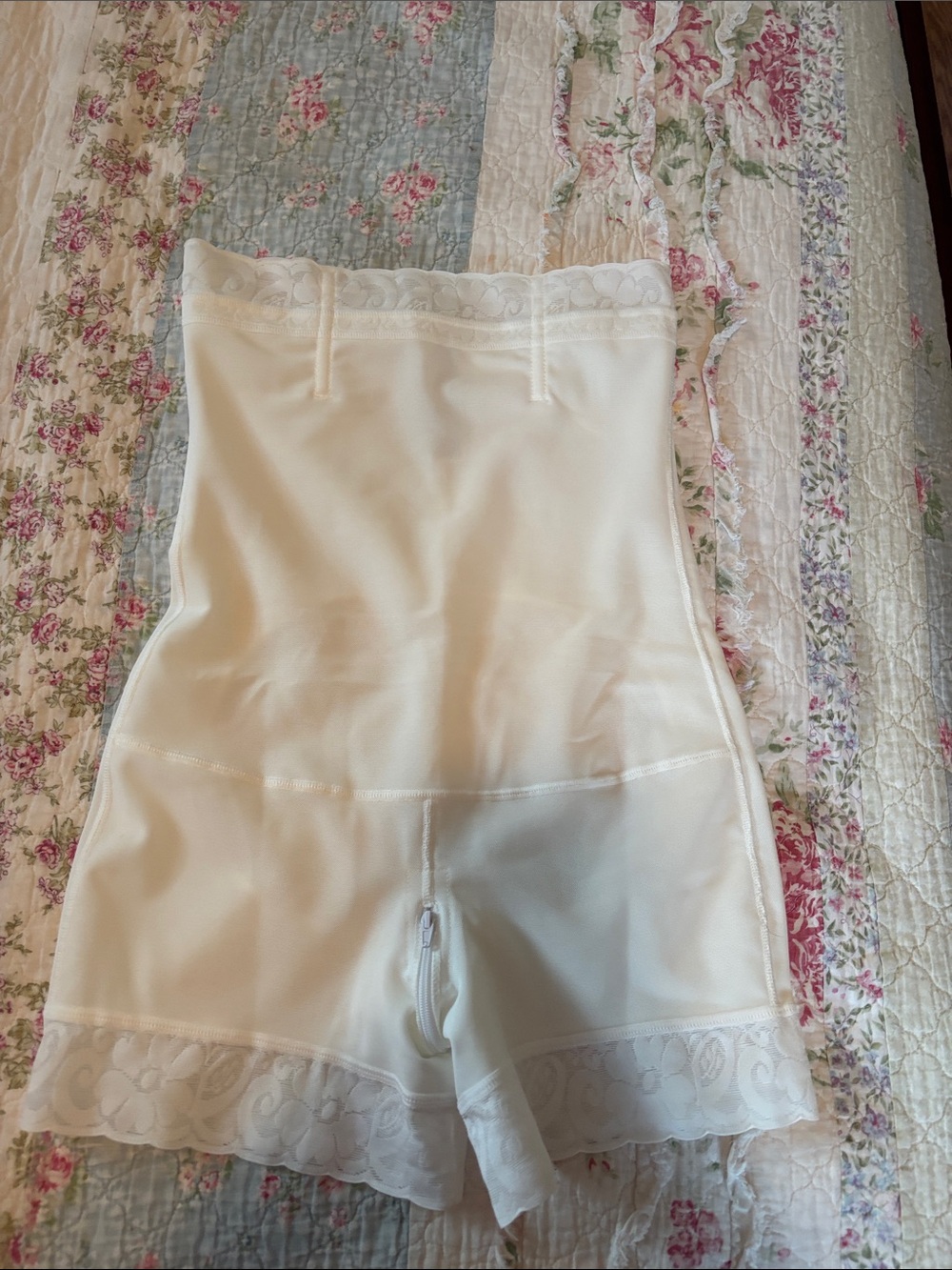 Source Unknown Cream Lace-Trim Shaping Skort